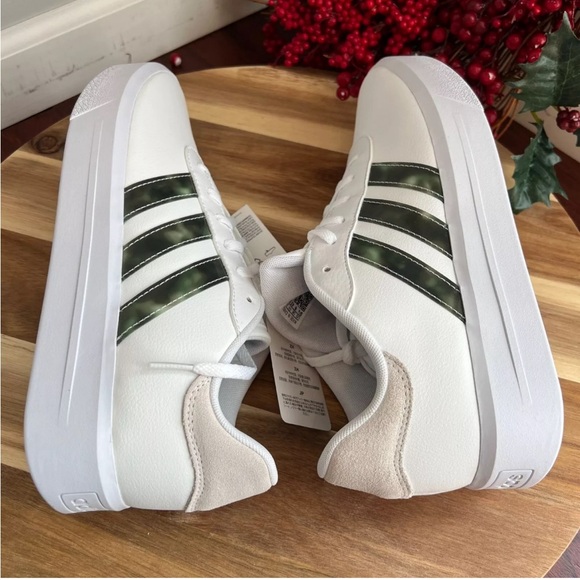 NWOT Adidas HP9434 size 7.5 shoes - Picture 2 of 4